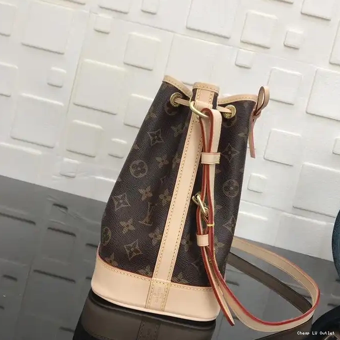 Affordable LV Bags 19B570335 0217